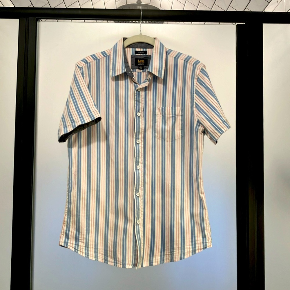 Men’s Lee Stretch Short Sleeve Button Down- Size Medium